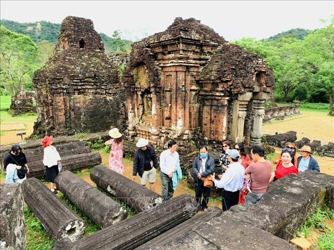 Khách tham quan Di sản Văn hóa thế giới Mỹ Sơn. Ảnh tư liệu: Đoàn Hữu Trung/TTXVN.