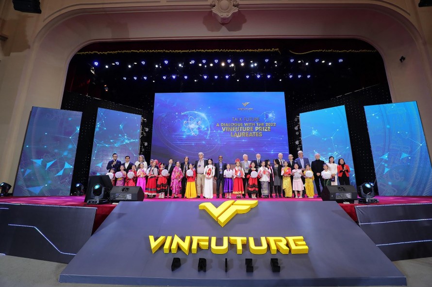 Lễ trao giải VinFuture 2022 diễn ra tối 20/12/2022 tại Hà Nội.