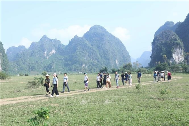 Du khách tham quan Khu dã ngoại tại thôn Làng Áng, xã Yên Thịnh (Hữu Lũng, Lạng Sơn). Ảnh: Anh Tuấn/TTXVN.