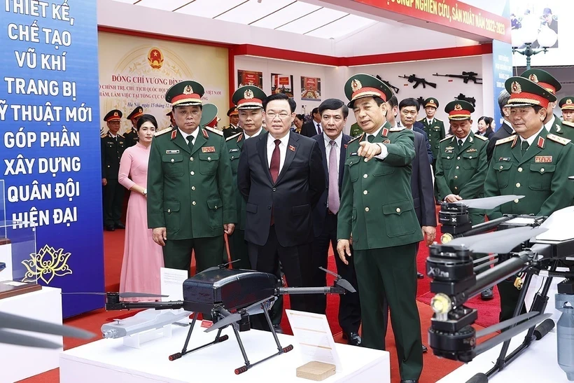 Chủ tịch Quốc hội Vương Đình Huệ tham quan khu trưng bày các sản phẩm công nghiệp quốc phòng. Ảnh: Doãn Tấn/TTXVN.