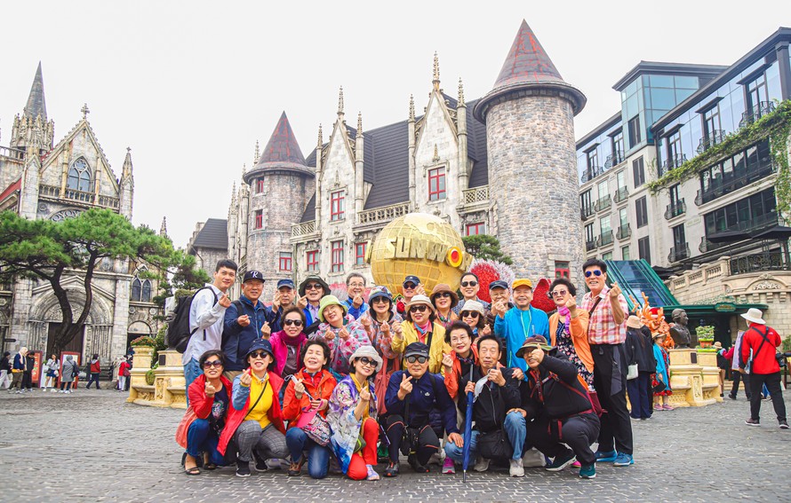 Du khách tham quan Sun World Ba Na Hills (Đà Nẵng).