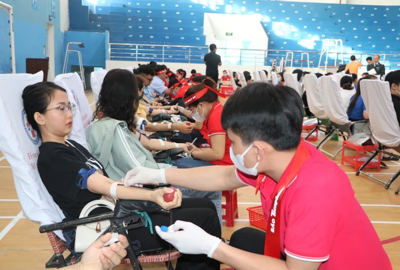 Đoàn viên thanh niên, người dân tham gia hiến máu. Ảnh: Đinh Hương/TTXVN.