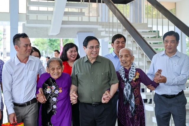 Thủ tướng Phạm Minh Chính chúc Tết và tặng quà gia đình hộ nghèo, công nhân, người lao động, người cao tuổi không nơi nương tựa... tại Cần Thơ. Ảnh: VGP/Nhật Bắc.