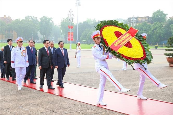 Đoàn đại biểu Ban Chấp hành Trung ương Đảng, Chủ tịch nước, Quốc hội, Chính phủ, Ủy ban Trung ương Mặt trận Tổ quốc Việt Nam vào Lăng viếng Chủ tịch Hồ Chí Minh. Ảnh: Dương Giang/ TTXVN.