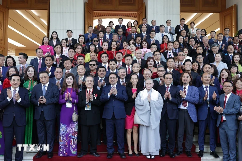 Thủ tướng Phạm Minh Chính chụp ảnh chung với kiều bào tiêu biểu dự Chương trình Xuân Quê hương 2023. Ảnh: Dương Giang/TTXVN.