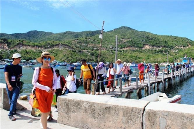Khu du lịch vịnh Vĩnh Hy, huyện Ninh Hải, tỉnh Ninh Thuận thu hút đông du khách đến tham quan, trải nghiệm.