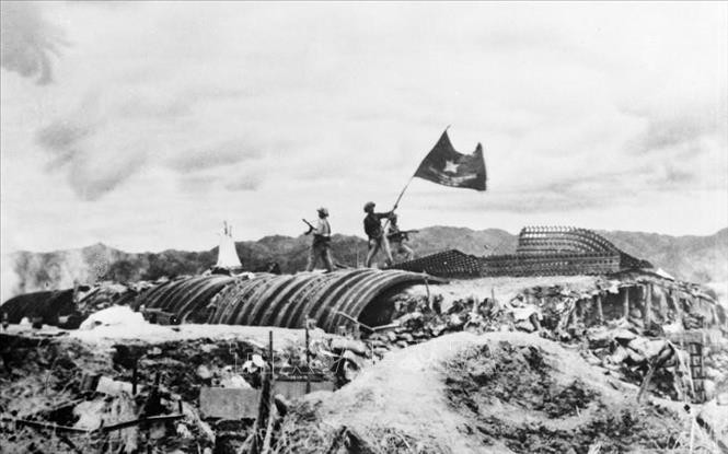 Chiều 7/5/1954, lá cờ "Quyết chiến - Quyết thắng" của Quân đội nhân dân Việt Nam tung bay trên nóc hầm tướng De Castries. Chiến dịch lịch sử Điện Biên Phủ đã toàn thắng. Ảnh: Tư liệu TTXVN.