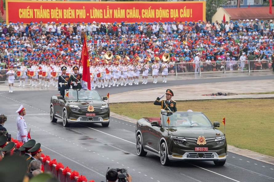 Những chiếc VF 8 mui trần xuất hiện tại sân vận động tỉnh Điện Biên.