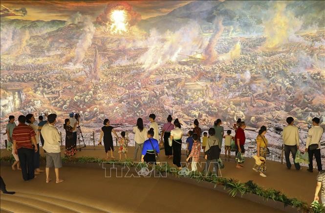Du khách tham quan bức tranh panorama tại Bảo tàng Chiến thắng lịch sử Điện Biên Phủ. Ảnh: Xuân Tư/TTXVN.