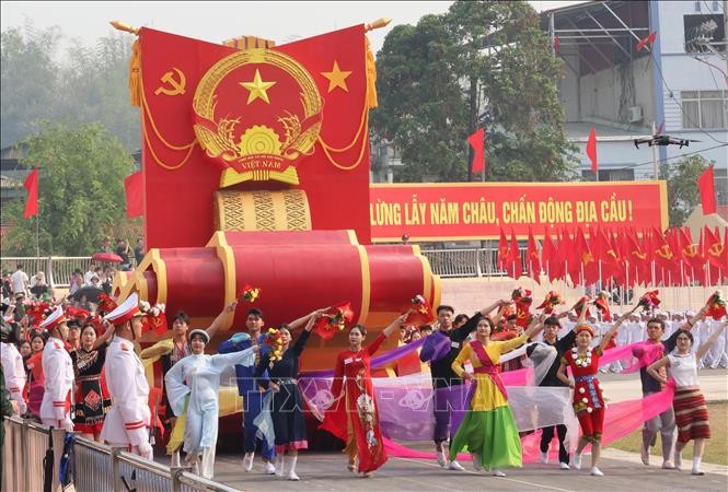 Hình ảnh Khối Biểu tượng Quốc huy Việt Nam tiến qua lễ đài tại Lễ Tổng duyệt Lễ kỷ niệm 70 năm Chiến thắng Điện Biên Phủ sáng 5/5. Ảnh: Lâm Khánh/TTXVN.
