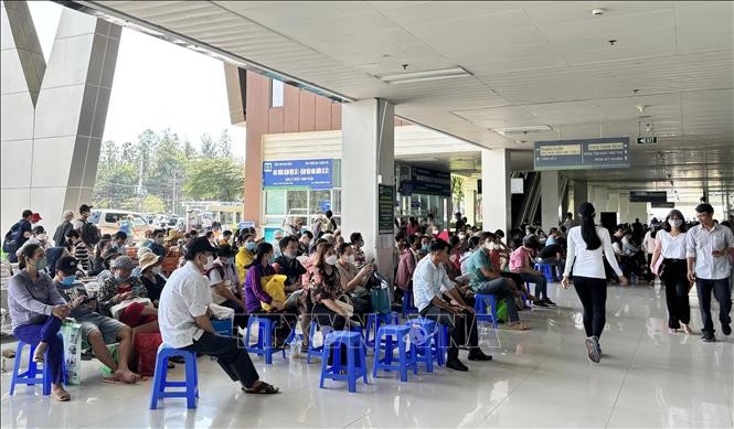 Khu vực bên ngoài sảnh chờ của Bệnh viện Ung bướu Thành phố Hồ Chí Minh luôn rất đông bệnh nhân ngồi chờ đợi. Ảnh: TTXVN.