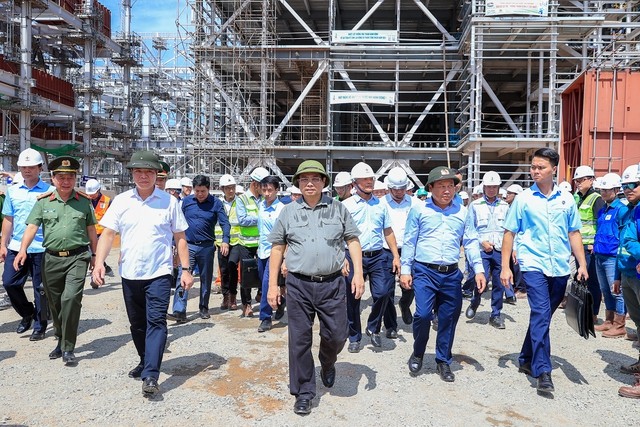 Thủ tướng Phạm Minh Chính kiểm tra, đốc thúc dự án Nhà máy Nhiệt điện Quảng Trạch 1 thuộc Trung tâm Điện lực Quảng Trạch. Ảnh: VGP/Nhật Bắc.
