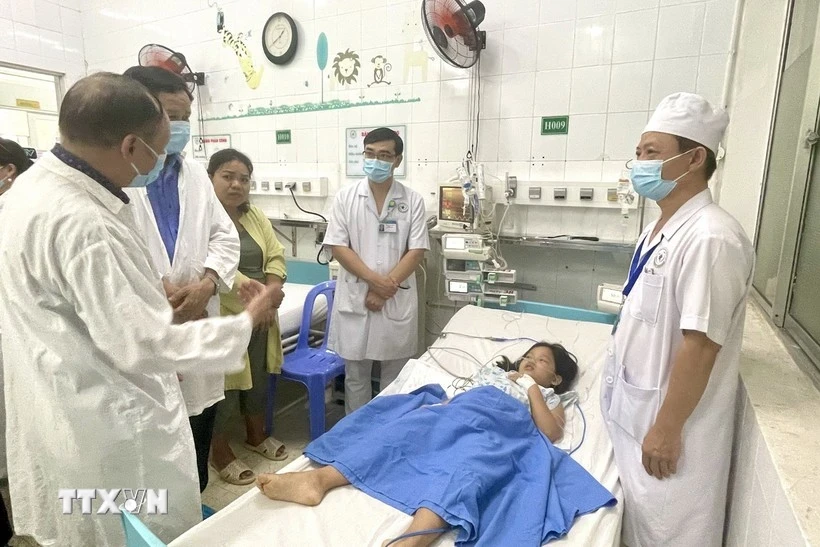 Đoàn công tác của Bộ Y tế đến thăm hỏi, động viên bệnh nhân liên quan vụ ngộ độc thực phẩm tại Đồng Nai. Ảnh: Lê Xuân/TTXVN.