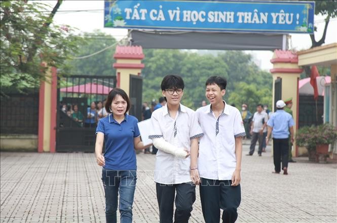 Điểm thi trường THCS Trần Phú (quận Hoàng Mai) có 2 thí sinh "đặc biệt", đã được hỗ trợ tối đa các điều kiện trong quy chế để các em có thể dự thi. Ảnh: TTXVN.