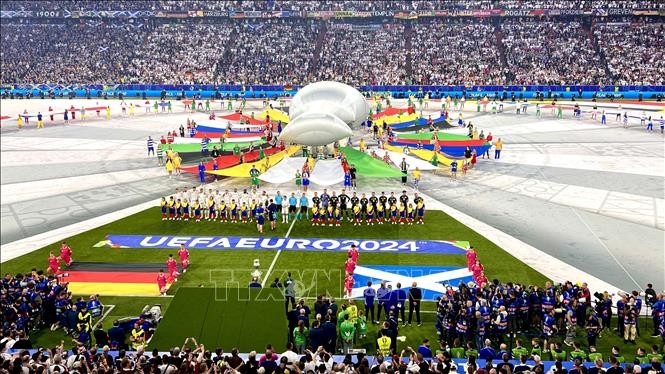 Hai đội tuyển Đức và Scotland thực hiện nghi thức chào cờ trước khi bắt đầu trận khai mạc Euro 2024.