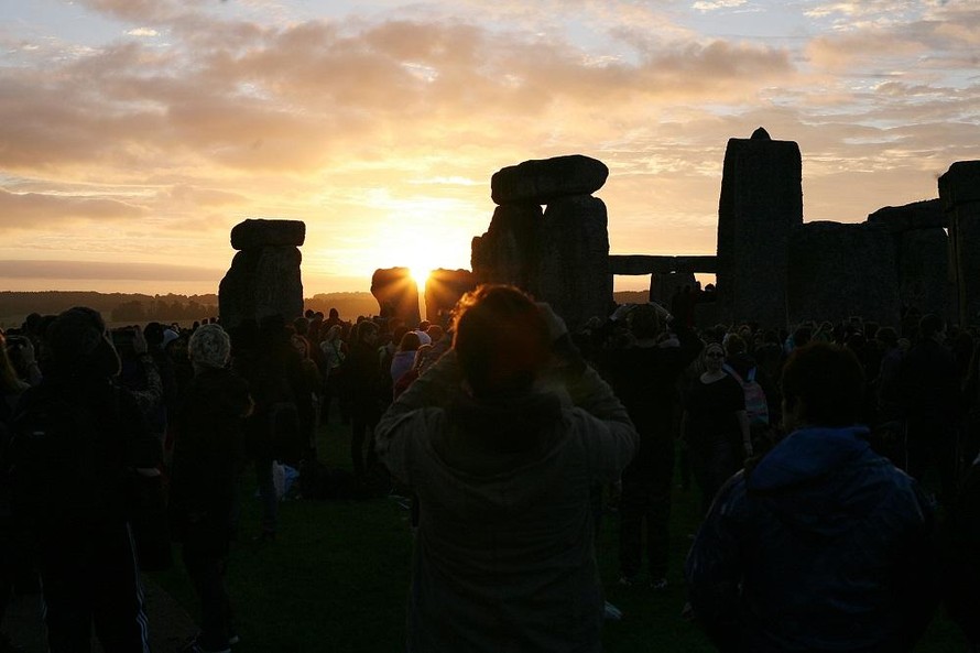 Khoảng 15.000 người trên khắp thế giới đã đến ngắm bình minh ngày Hạ chí tại vòng tròn đá Stonehenge.