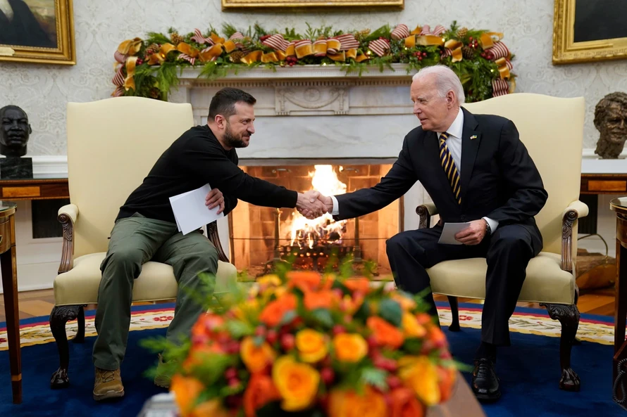 Tổng thống Ukraine Volodymyr Zelensky (trái) trong một cuộc gặp với Tổng thống Mỹ Joe Biden ở Washington, DC. Ảnh: NBC.