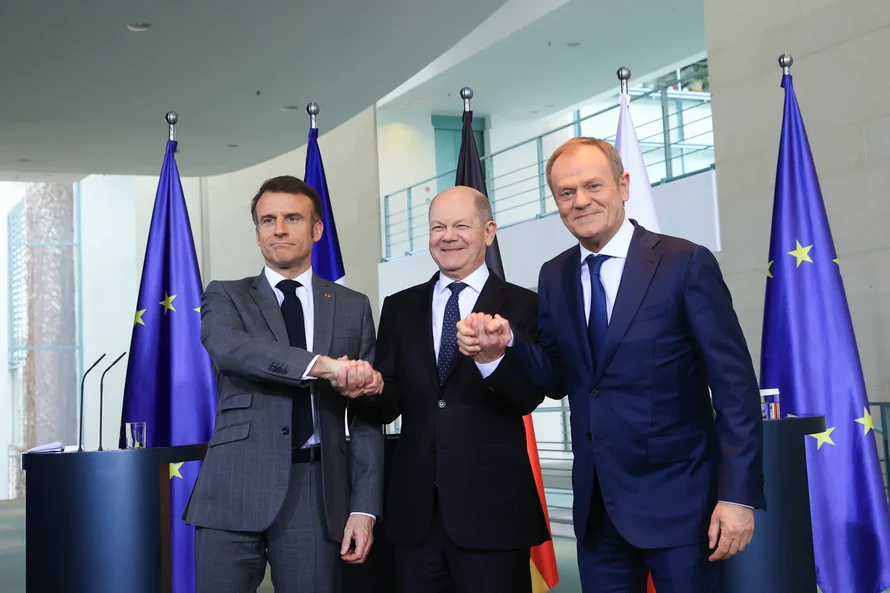 Trong ảnh từ trái qua: Tổng thống Pháp Emmanuel Macron cùng Thủ tướng Đức Olaf Scholz, Thủ tướng Ba Lan Donald Tusk.