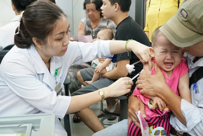 Tiêm vaccine cho trẻ tại Viện Pasteur Thành phố Hồ Chí Minh. Ảnh: Phương Vy/TTXVN.