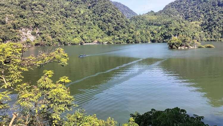 Phong cảnh nguyên sơ bên hồ Ba Bể. Ảnh: Nguyễn Công Hải/TTXVN.