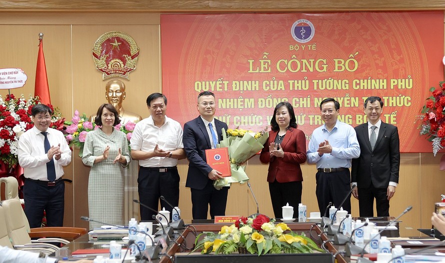 Lãnh đạo Bộ Y tế chúc mừng tân Phó Chánh Văn phòng Bộ Nguyễn Toàn Thắng.
