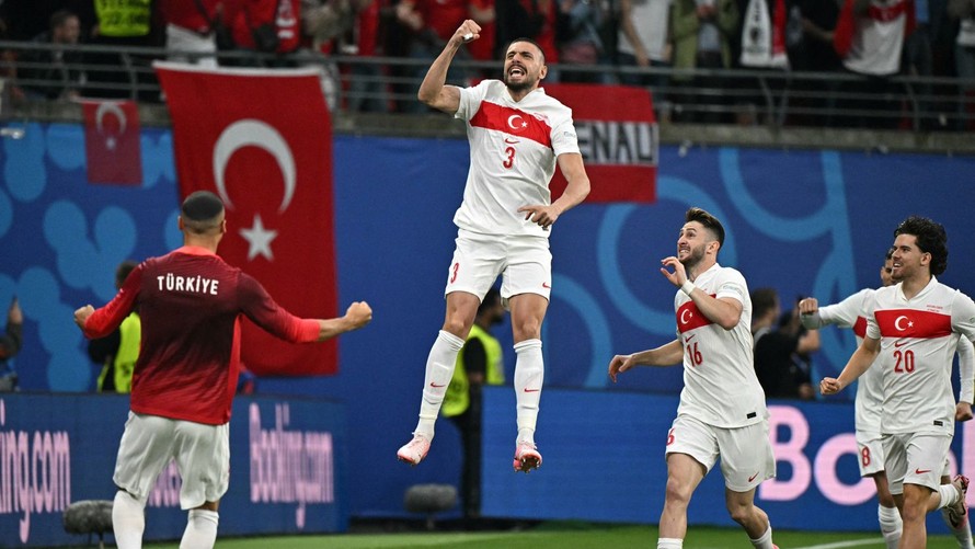 Thổ Nhĩ Kỳ đánh bại Áo với tỉ số 2-1, giành tấm vé tiến vào tứ kết EURO 2024. Ảnh: CNN.