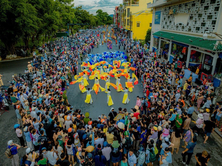 Lễ hội đường phố trong khuôn khổ Festival Huế thu hút đông đảo người dân và du khách. Ảnh: VGP.