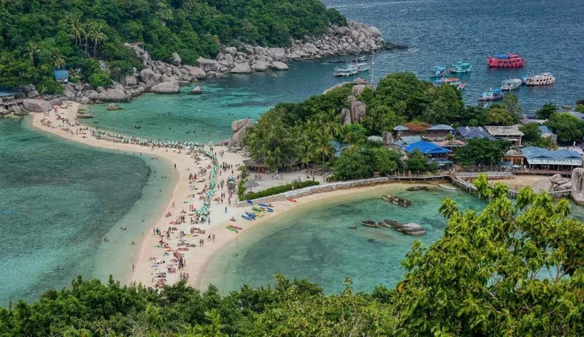 Du khách trên đảo Koh Nang Yuan (Thái Lan). Nguồn: Thailand Magazine.