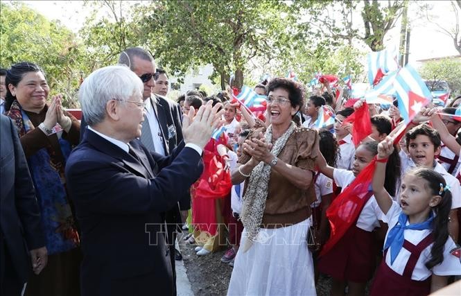 Tổng Bí thư Nguyễn Phú Trọng với nhân dân và học sinh Cuba tại Tượng đài Hồ Chí Minh ở Công viên Hòa Bình, Thủ đô La Habana, chiều 28/3/2018. Ảnh tư liệu: Trí Dũng/TTXVN.