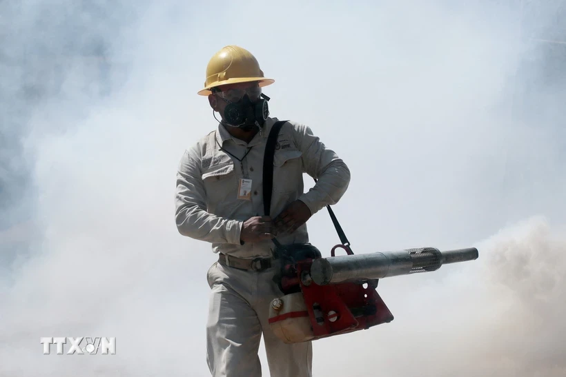 Nhân viên phun thuốc diệt muỗi tại Acapulco, bang Guerrero, Mexico. Ảnh: AFP/TTXVN.