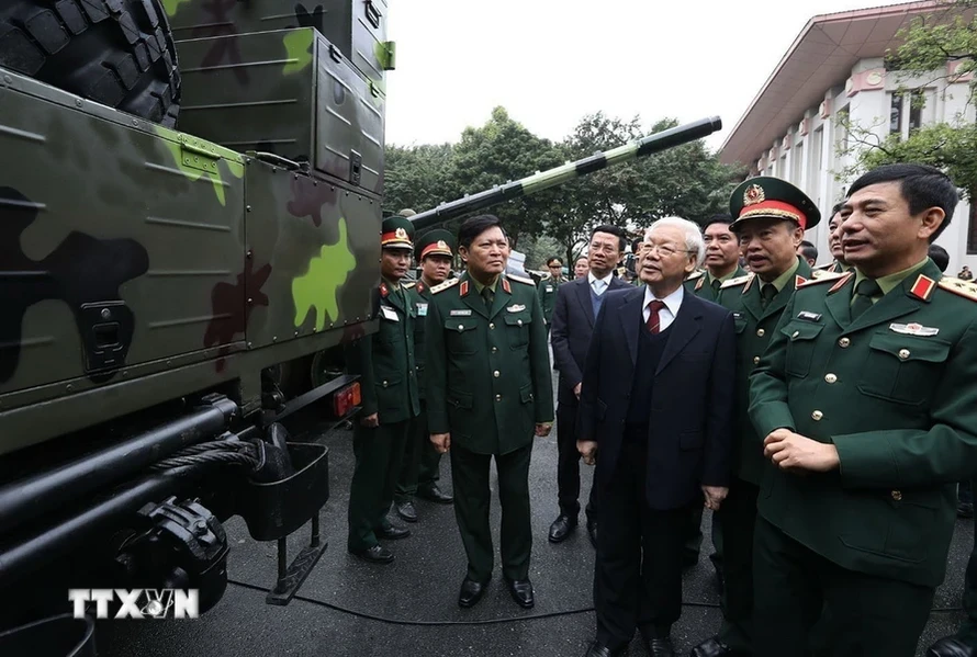 Tổng Bí thư, Chủ tịch nước Nguyễn Phú Trọng xem trưng bày, giới thiệu các khí tài quân sự của ngành Quốc phòng (Hà Nội, 10/1/2019). Ảnh: Trí Dũng/TTXVN.