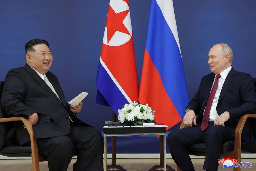 Nhà lãnh đạo Kim Jong-un (trái) gặp Tổng thống Nga Vladimir Putin. Ảnh: Reuters.