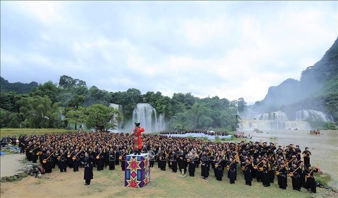 1000 người tham gia hát Then, đàn Tính tại thác Bản Giốc (xã Đàm Thủy, huyện Trùng Khánh, tỉnh Cao Bằng). Ảnh tư liệu: Chu Hiệu/TTXVN.