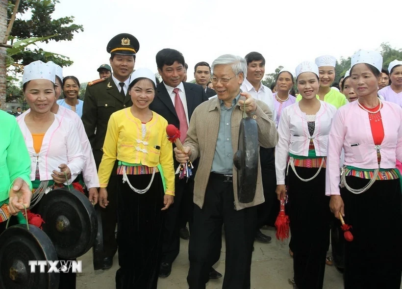 Tổng Bí thư Nguyễn Phú Trọng cùng đánh cồng với đồng bào dân tộc Mường trong Ngày hội Đại đoàn kết toàn dân tộc khu dân cư xóm Cầu, xã Bắc Sơn, huyện Kim Bôi, tỉnh Hòa Bình (13/11/2011). Ảnh: Trí Dũng/TTXVN.