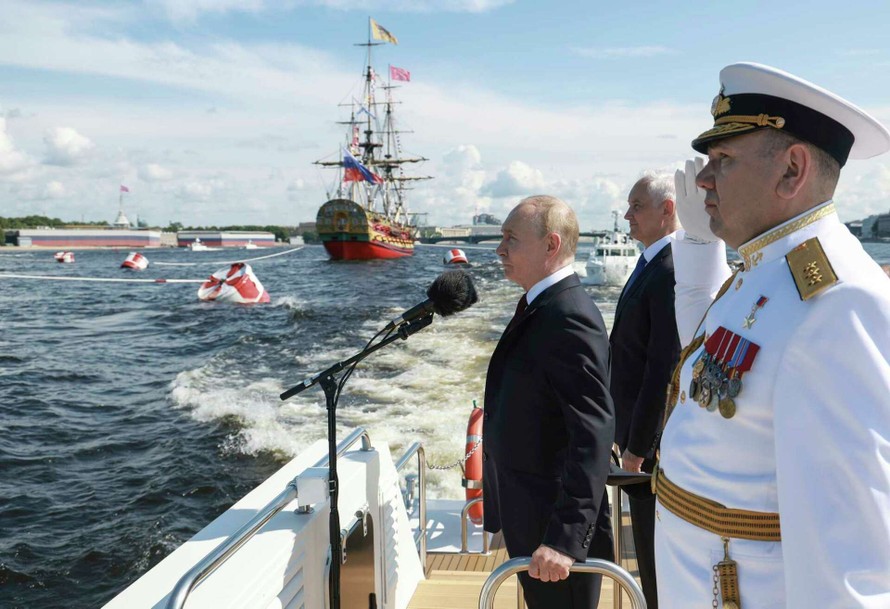 Tổng thống Vladimir Putin tham dự lễ duyệt binh Ngày Hải quân tại St. Petersburg. Ảnh: AP.