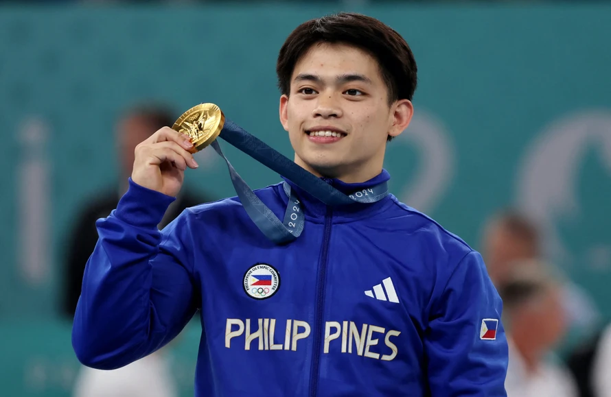 VĐV Carlos Edriel Yulo của Philippines giành HCV nội dung biểu diễn trên sàn môn thể dục dụng cụ tại Olympic Paris 2024.