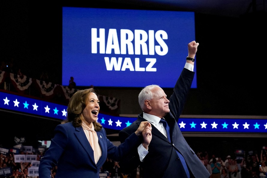 Phó Tổng thống Mỹ Kamala Harris (trái) và Thống đốc bang Minnesota Tim Walz trong cuộc vận động tranh cử ở thành phố Philadelphia, bang Pennsylvania, ngày 6/8/2024. Ảnh: Reuters.