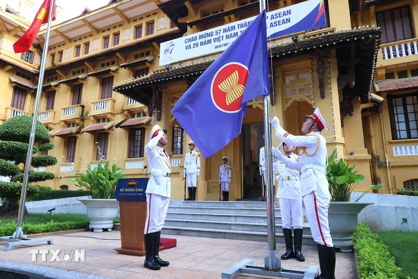 Lực lượng tiêu binh thực hiện nghi thức thượng cờ ASEAN. Ảnh: An Đăng/TTXVN.