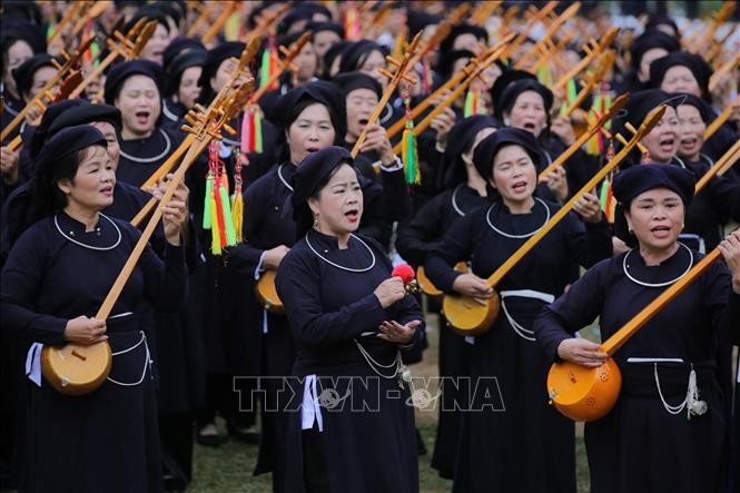 Các nghệ sĩ, diễn viên quần chúng tham gia hát Then, đàn Tính. Ảnh tư liệu: Chu Hiệu/TTXVN.