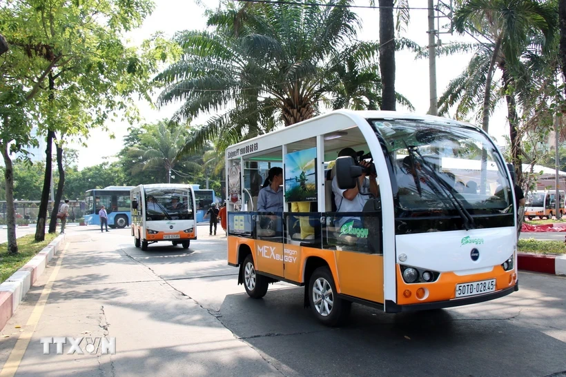 Khách tham quan, du lịch tại Thành phố Hồ Chí Minh. Ảnh: Tiến Lực/TTXVN.