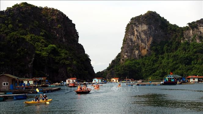 Du khách khám phá làng chài Vung Viêng trên Vịnh Hạ Long.