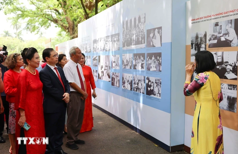 Đại biểu tham quan triển lãm “55 năm ngày Bác đi xa, 55 năm bảo tồn và phát huy giá trị Khu Di tích Chủ tịch Hồ Chí Minh tại Phủ Chủ tịch (1969-2024).” Ảnh: Thanh Tùng/TTXVN.