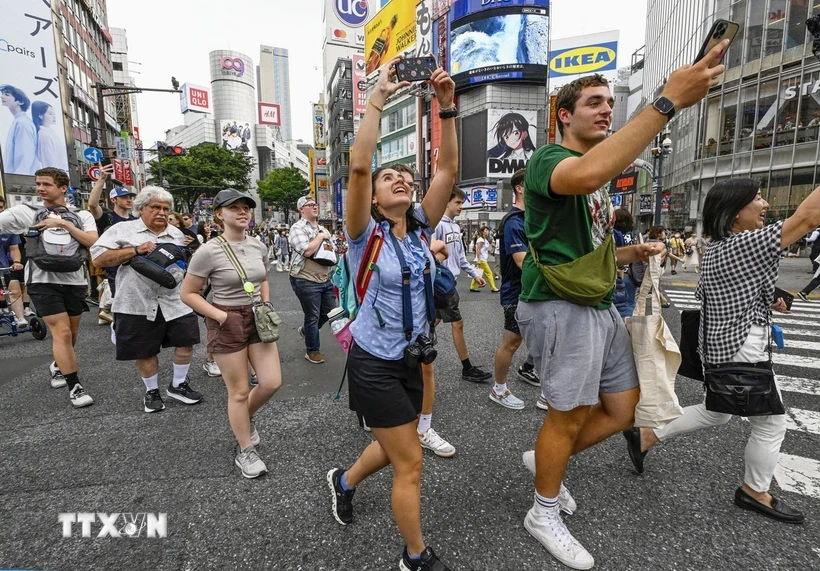 Khách du lịch tại Tokyo, Nhật Bản. Ảnh: Kyodo/TTXVN.