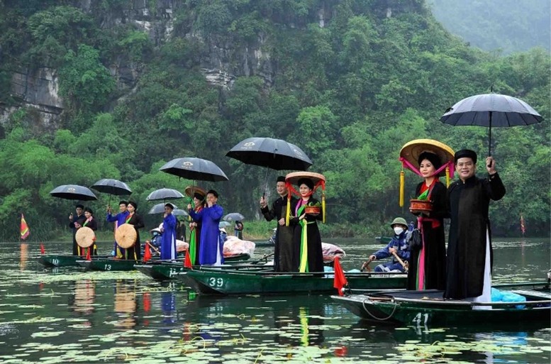 Biểu diễn Quan họ trên dòng sông di sản Tràng An, tỉnh Ninh Bình.