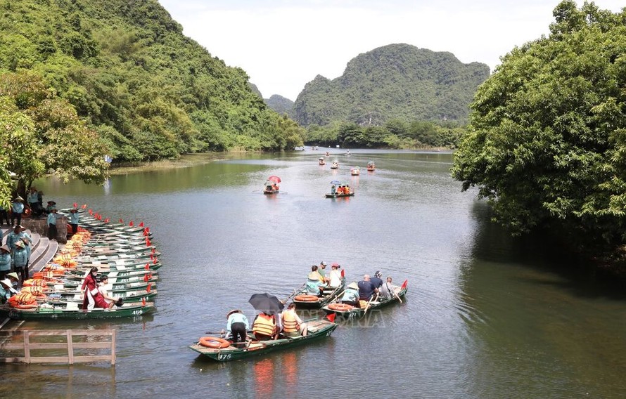 Du khách tham quan Khu du lịch sinh thái Tràng An những ngày cuối tháng 8/2024. Ảnh: Ninh Đức Phương/TTXVN.