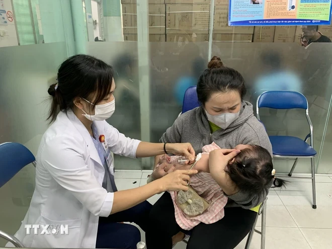 Tiêm vaccine phòng bệnh sởi cho trẻ em. Ảnh: Đinh Hằng/TTXVN.