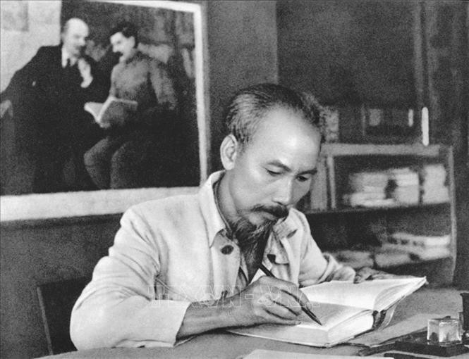 Bác Hồ trong phòng làm việc của Người tại căn cứ địa Việt Bắc (1951). Ảnh: Tư liệu/TTXVN.