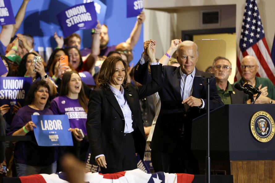 Ông Biden và bà Harris tại thành phố Pittsburg. Ảnh: Reuters.