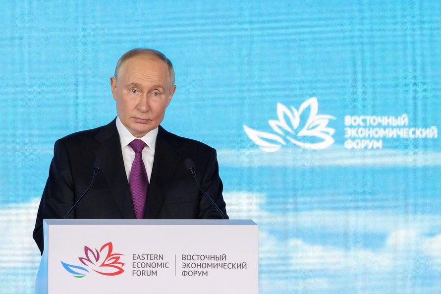 Tổng thống Nga Vladimir Putin phát biểu tại phiên toàn thể Diễn đàn Kinh tế Phương Đông lần thứ IX (EEF 2024).