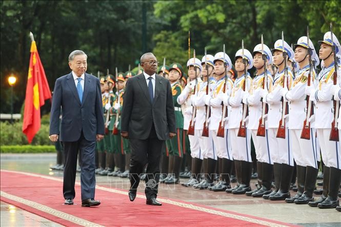 Tổng Bí thư, Chủ tịch nước Tô Lâm và Tổng thống Guinea-Bissau Umaro Sissoco Embaló duyệt Đội danh dự Quân đội nhân dân Việt Nam. Ảnh: Lâm Khánh/TTXVN.